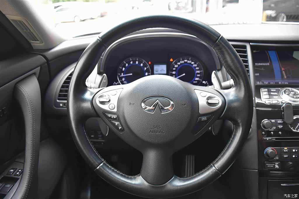 Infiniti QX70, 2015 10