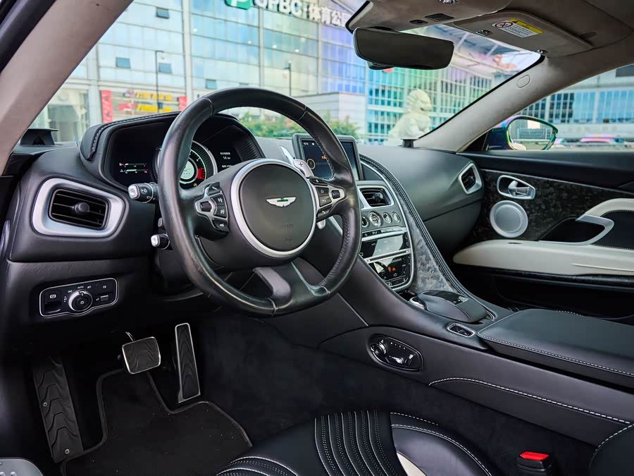 Aston Martin DB11 2021, фото 10