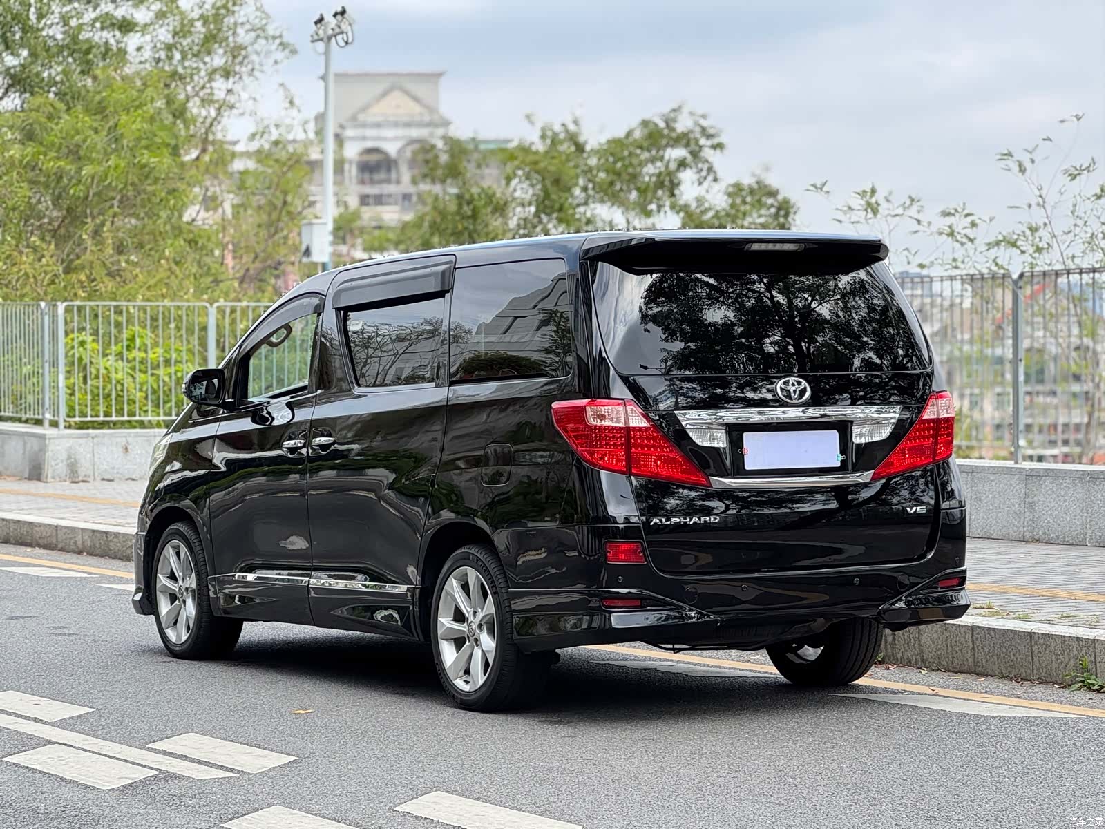 Toyota Alphard, 2011 4