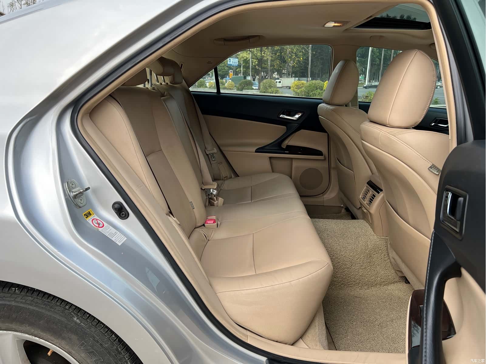 Toyota 2.5V, 2011 18