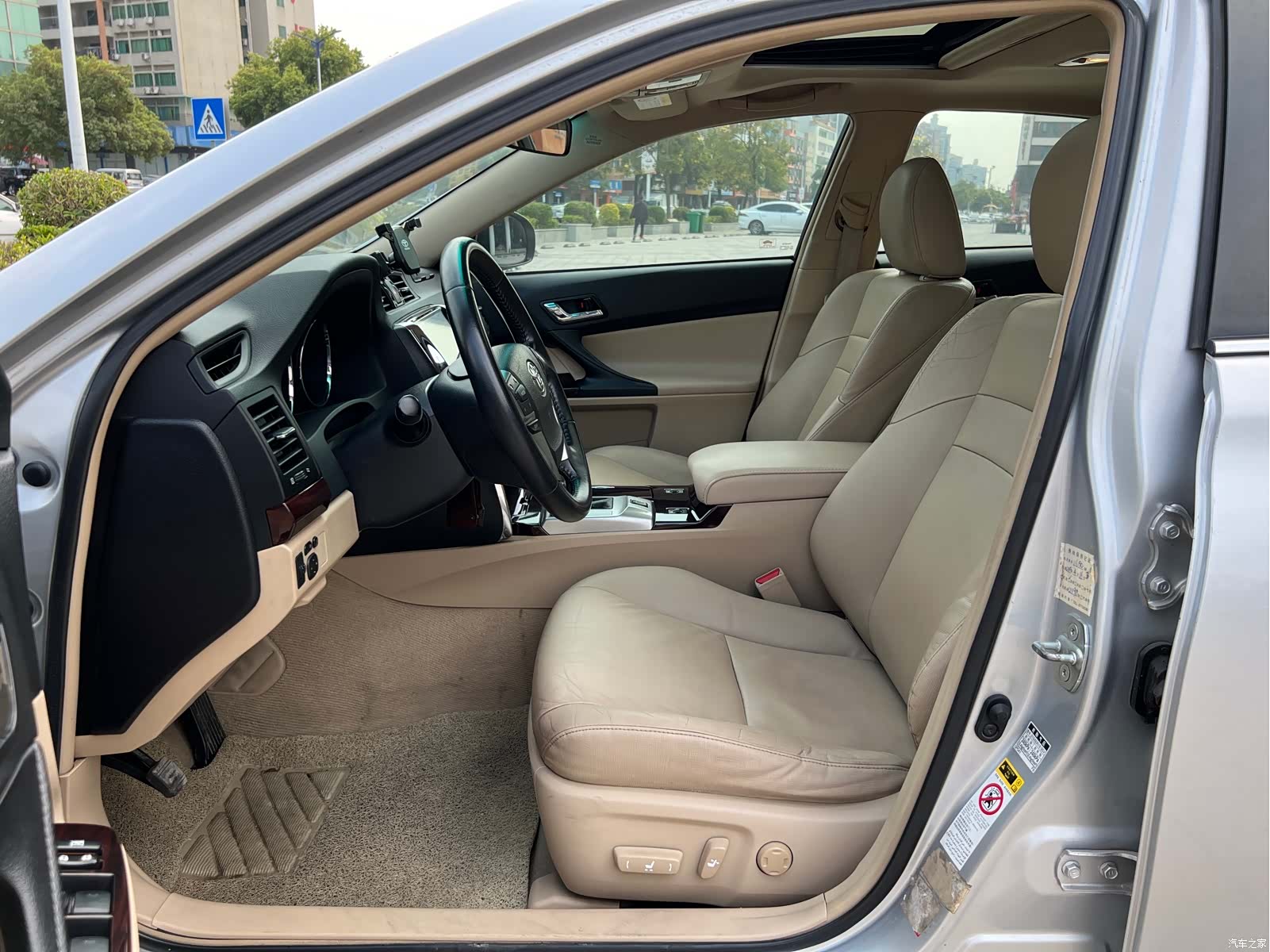 Toyota 2.5V, 2011 15