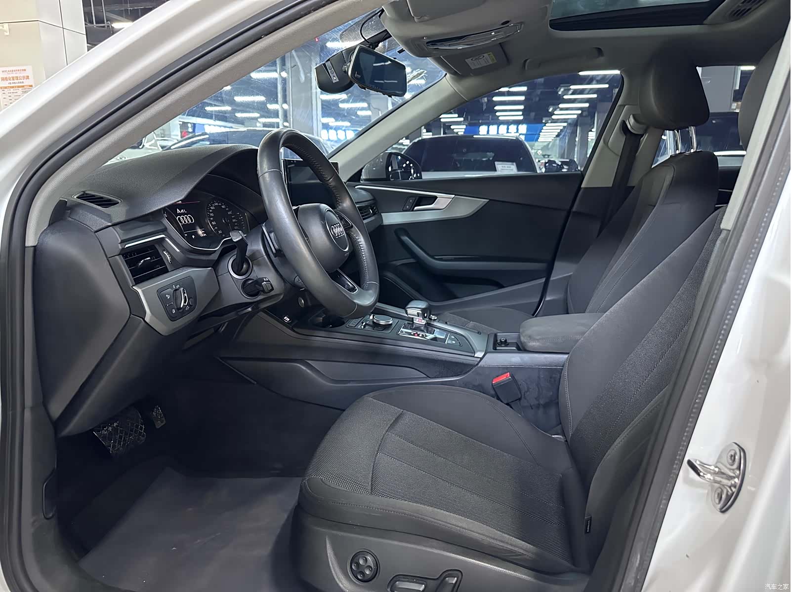 Audi A4L, 2018 все фото
