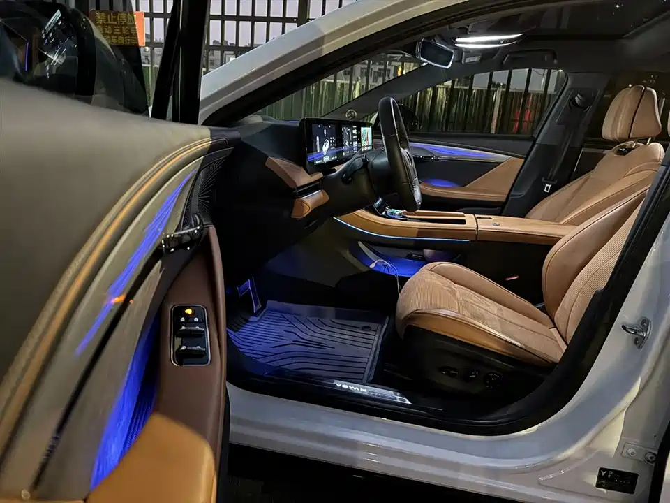 VOYAH Lantu chasing light