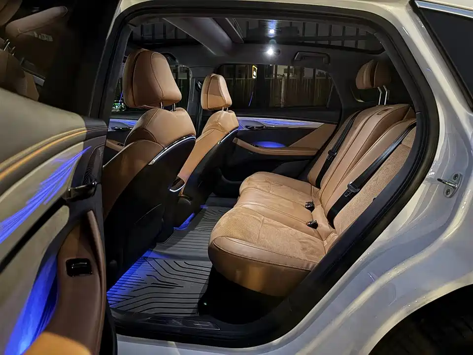 VOYAH Lantu chasing light