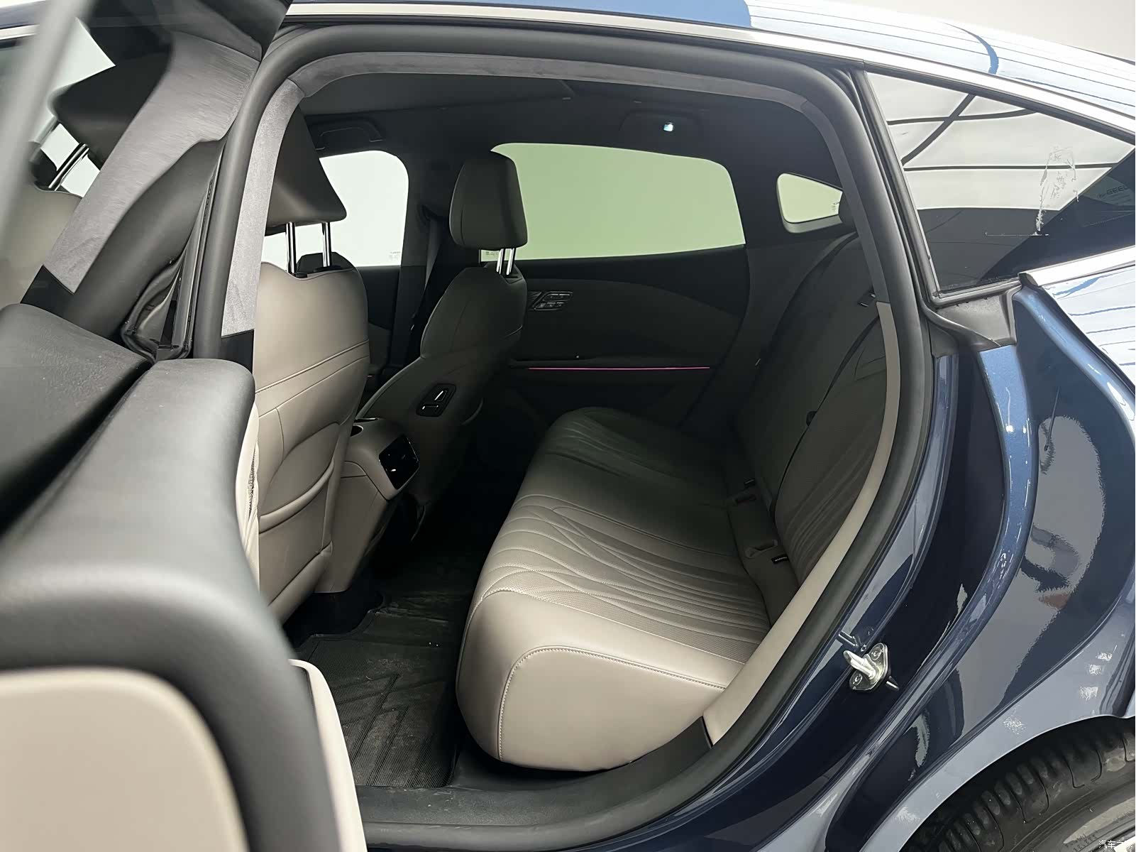 Geely 8, 2025 13