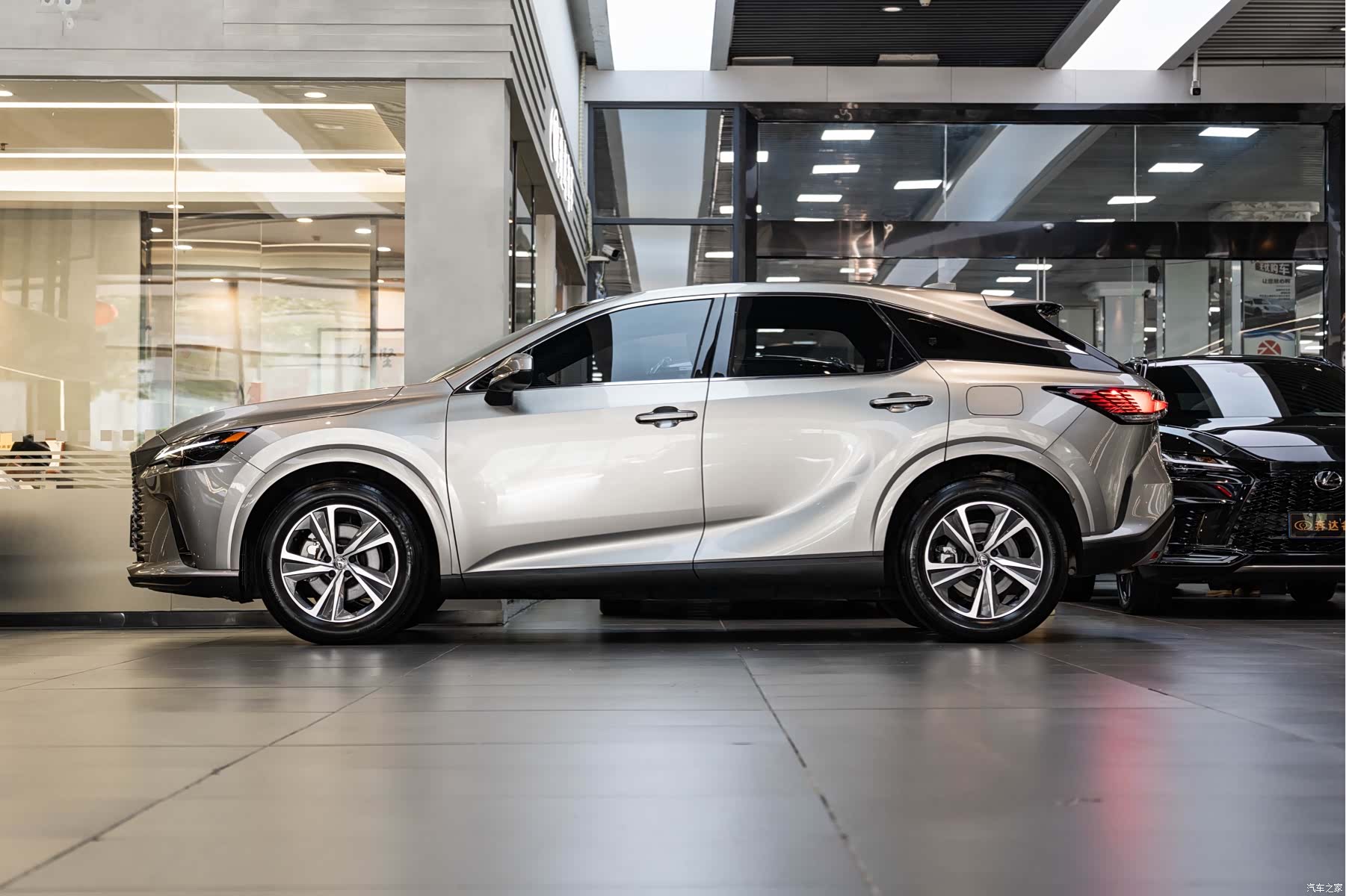 Lexus RX, 2025 4