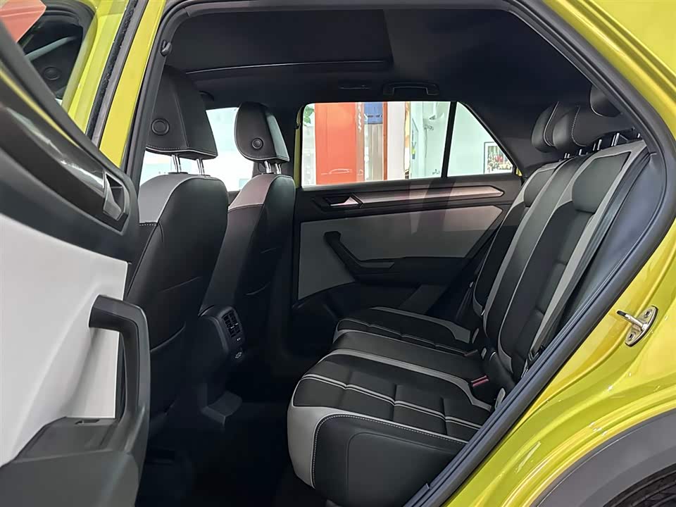 Volkswagen T-ROC exploring Songs