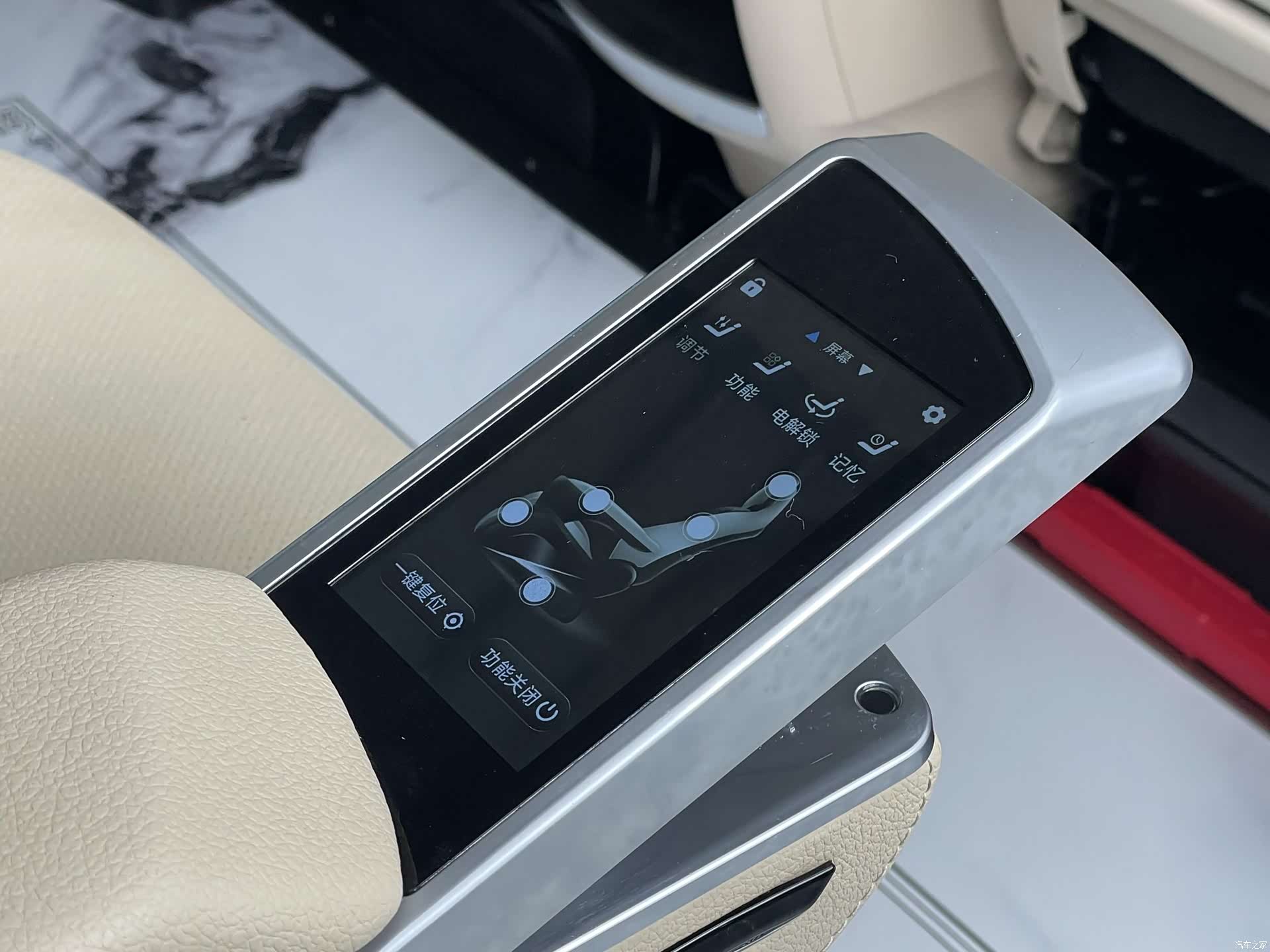 Mercedes-Benz 7, 2024 8