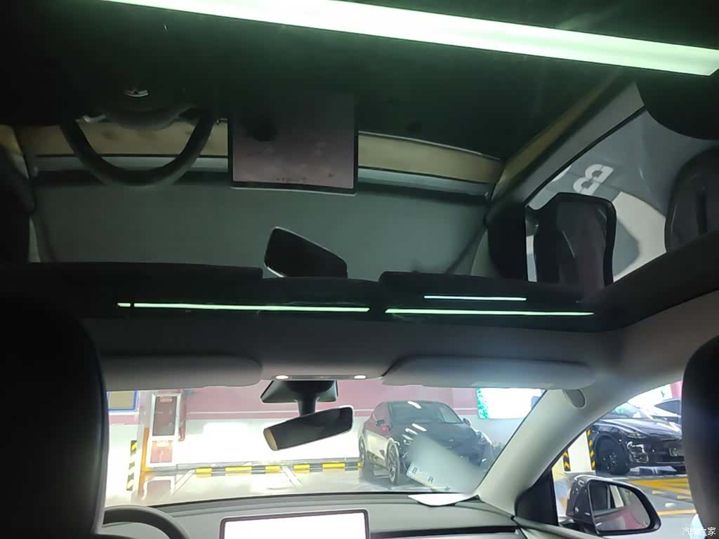 Tesla Model Y, 2023 18