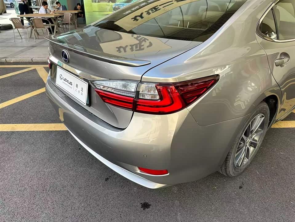 Lexus ES