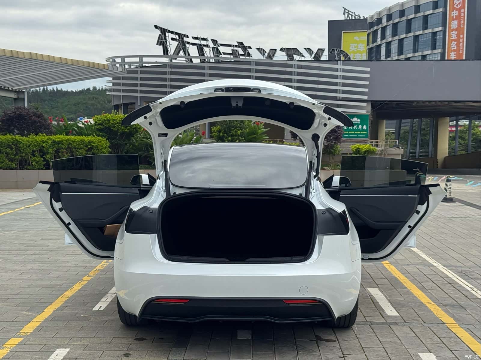 Tesla Model 3, 2025 7