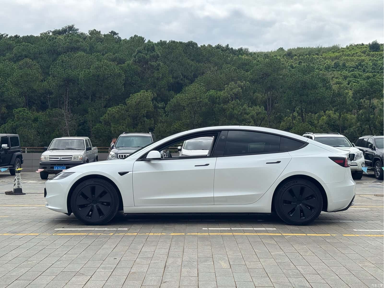 Tesla Model 3, 2025 23