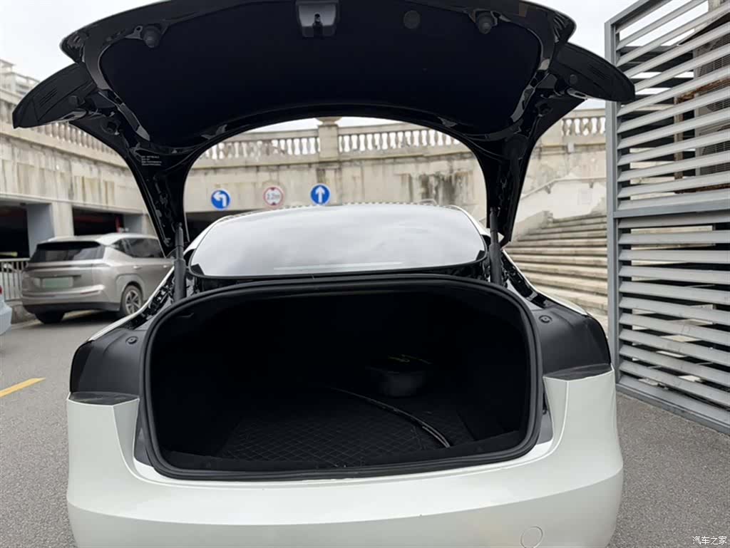 Tesla Model 3, 2023 18