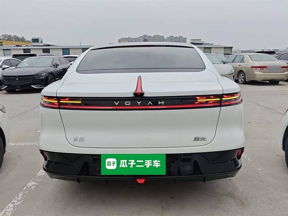 VOYAH Lantu chasing light