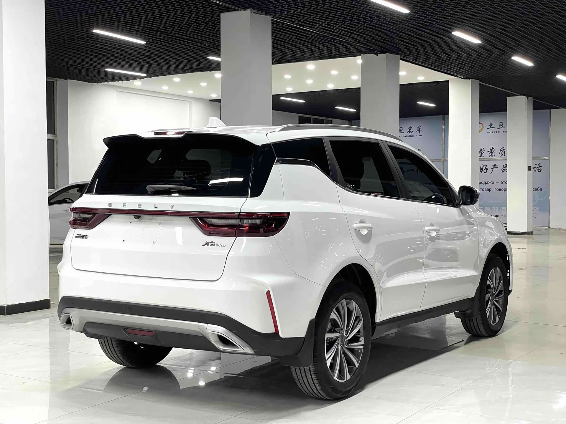 Geely X6, 2022 4