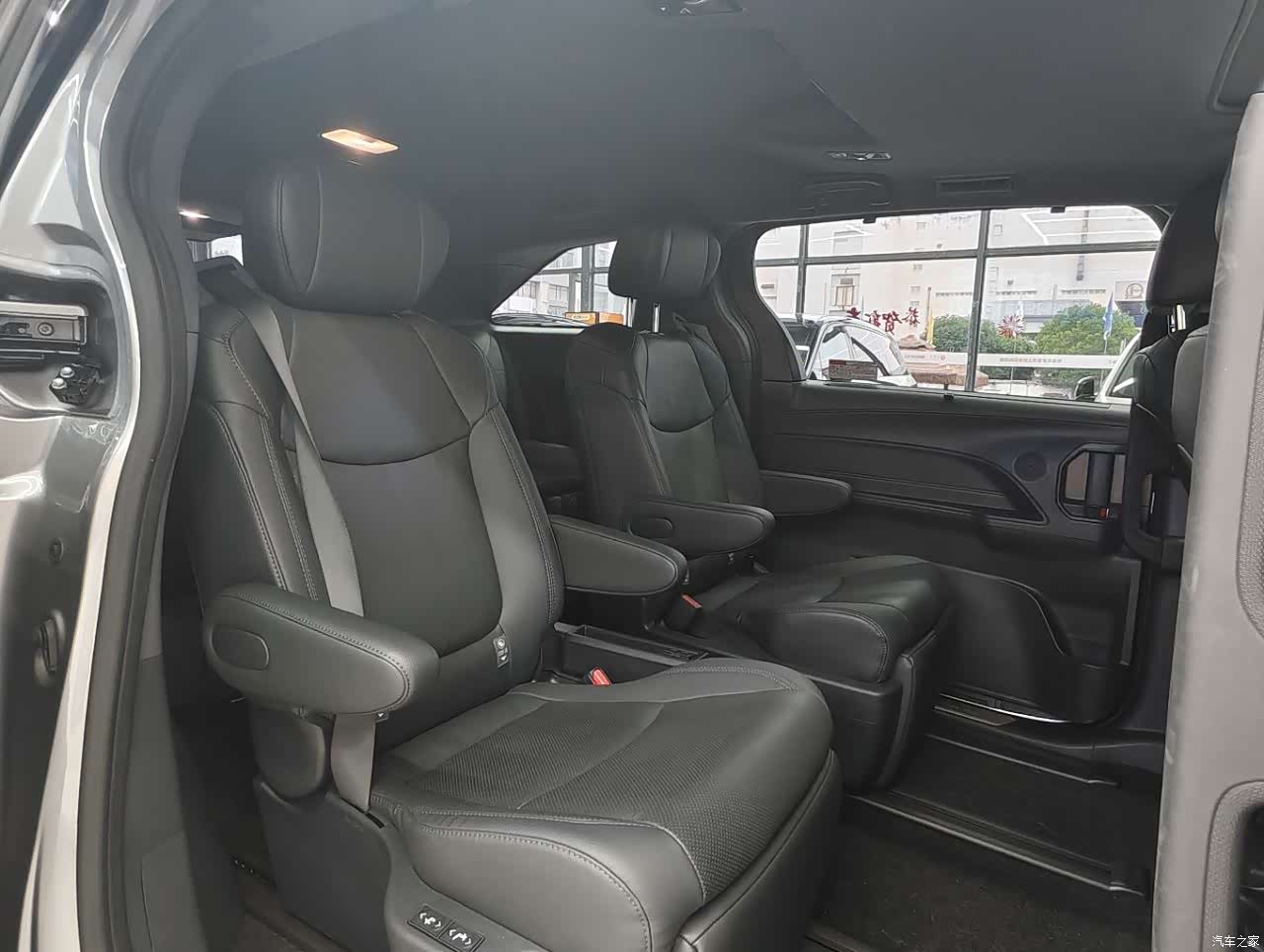 Toyota Sienna, 2023 11
