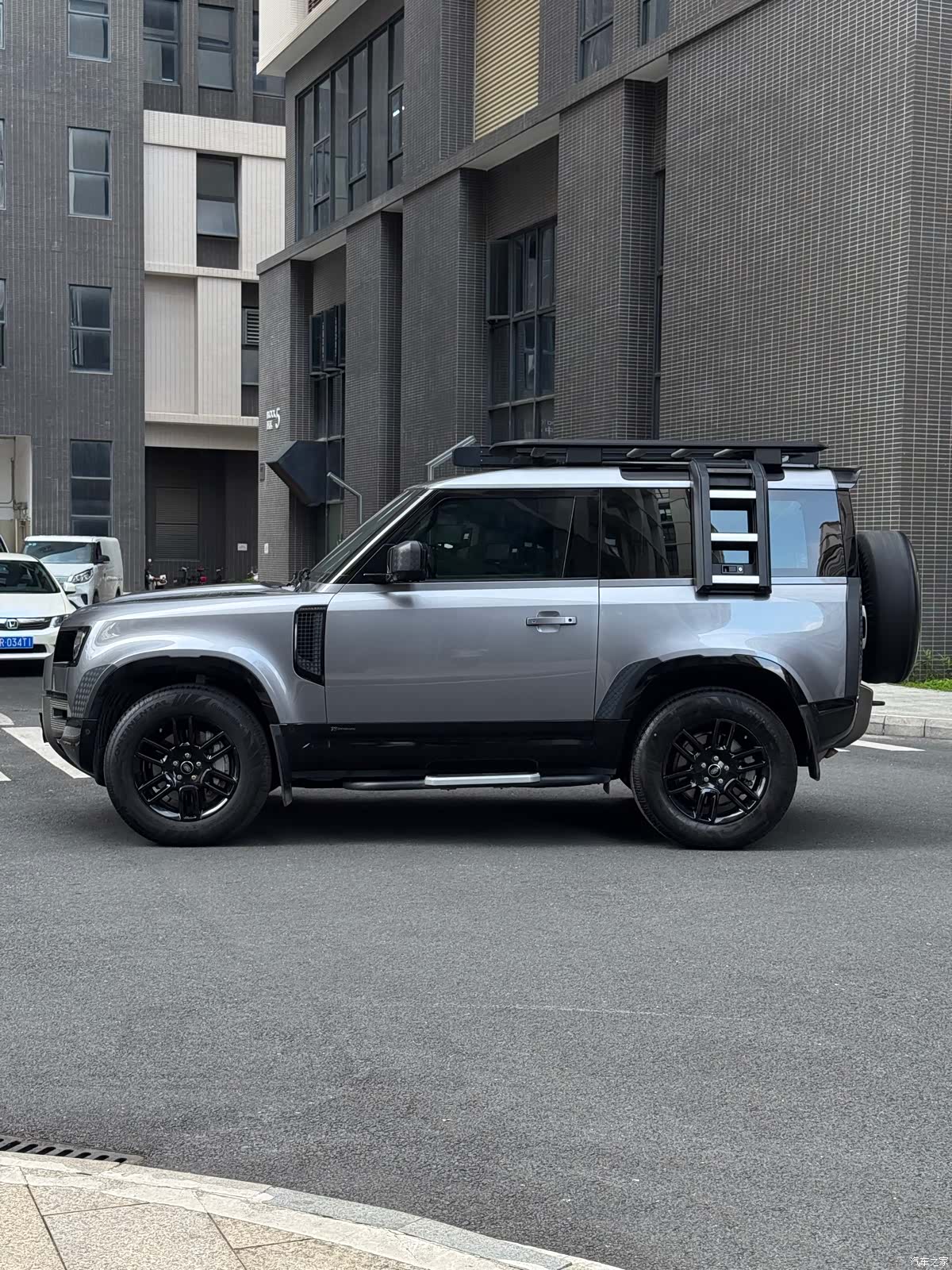 Land Rover Defender, 2021 3