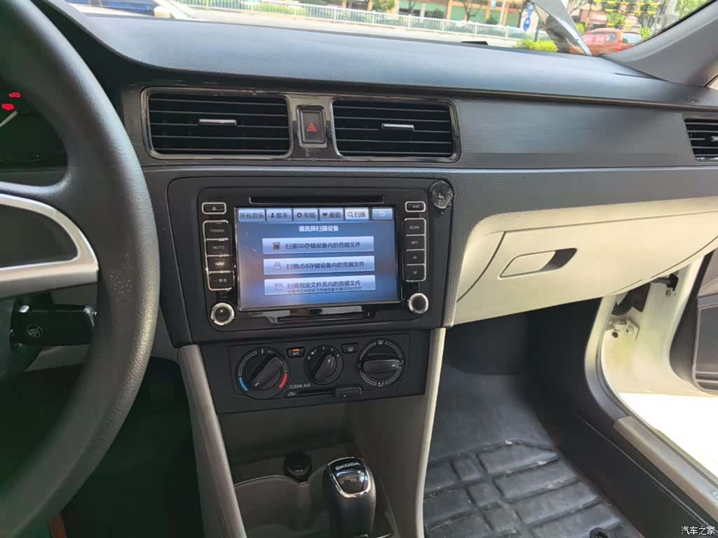 Skoda Rapid, 2015 13