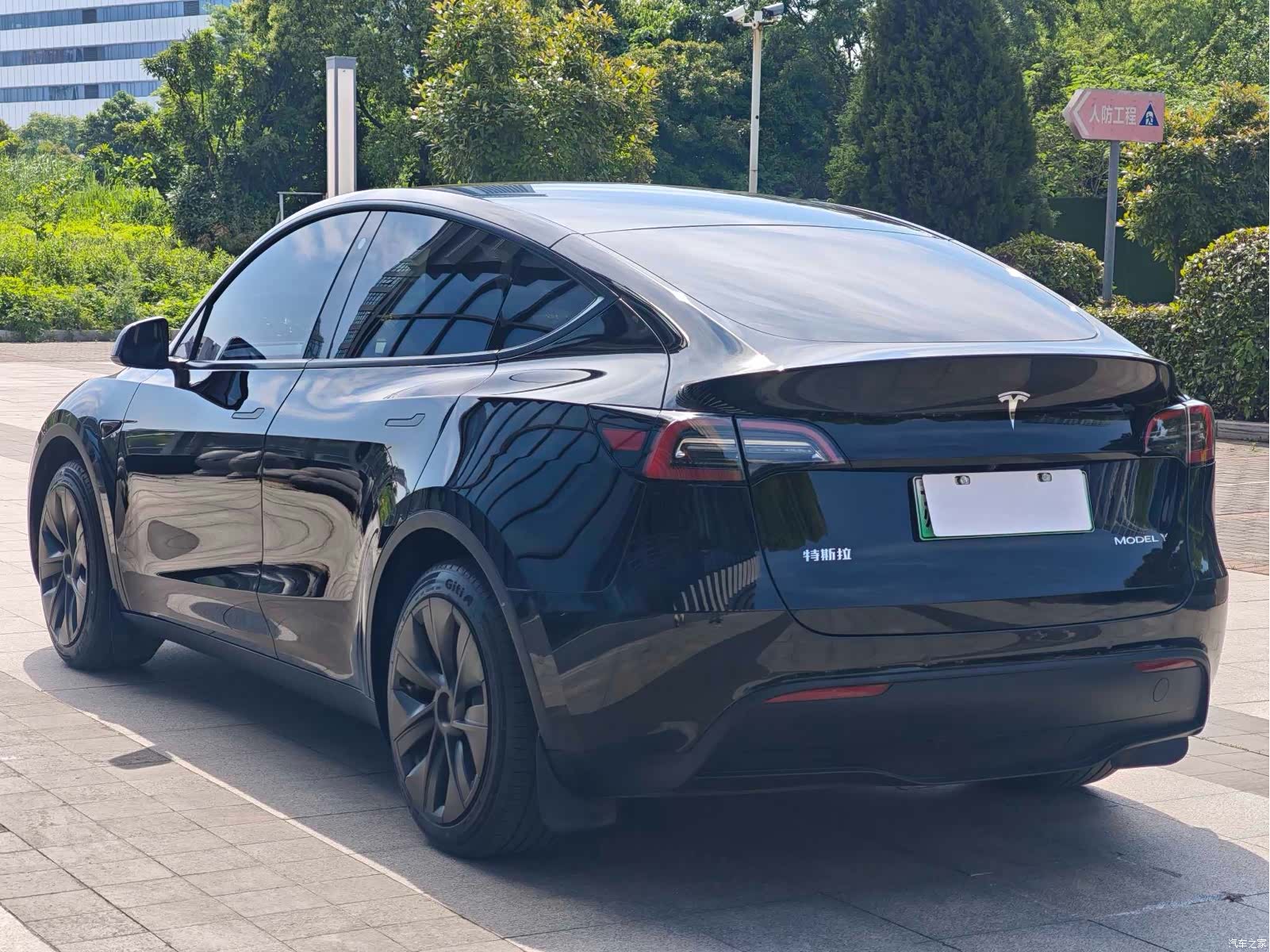 Tesla Model Y, 2023 15