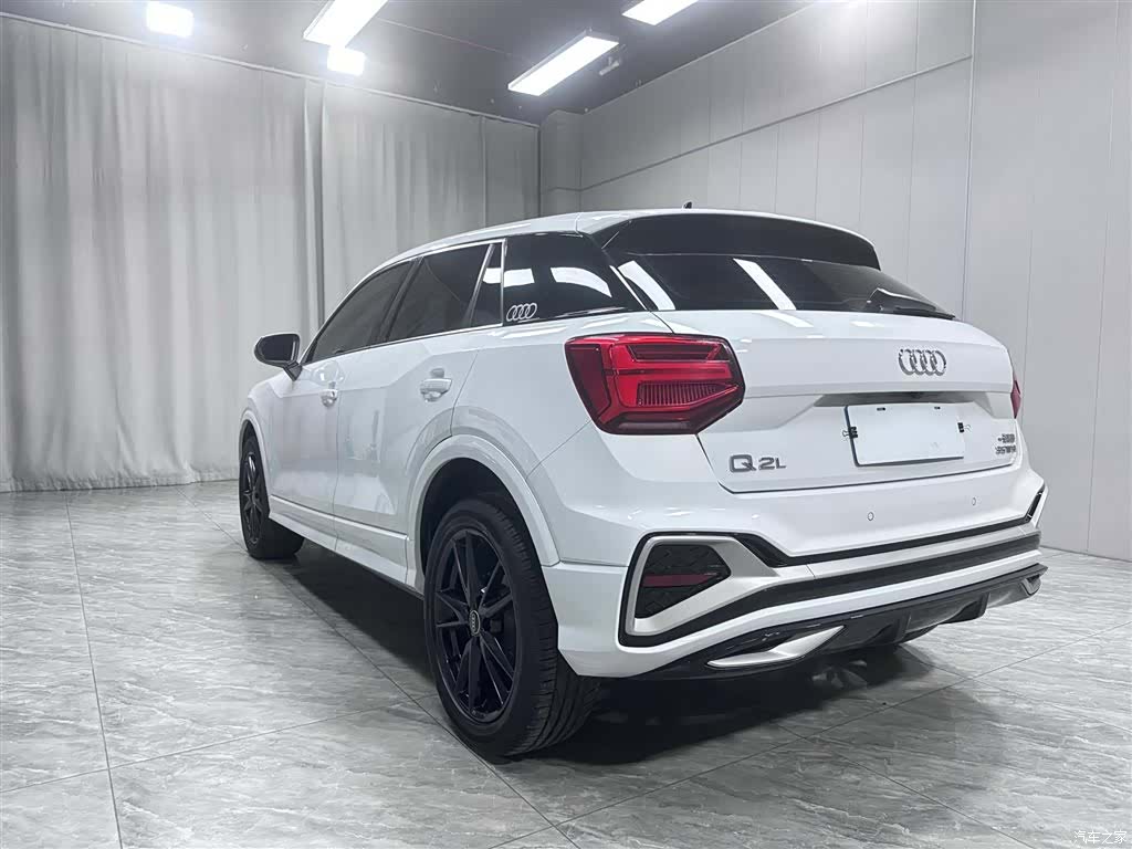 Audi Q2L, 2023 4