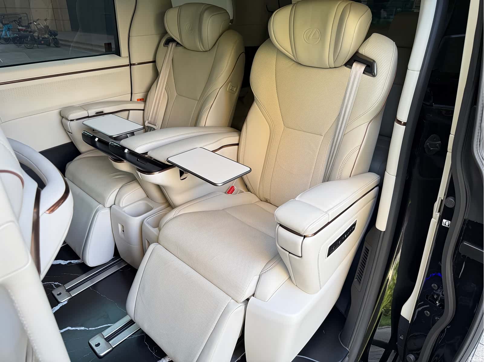Lexus LM, 2024 11