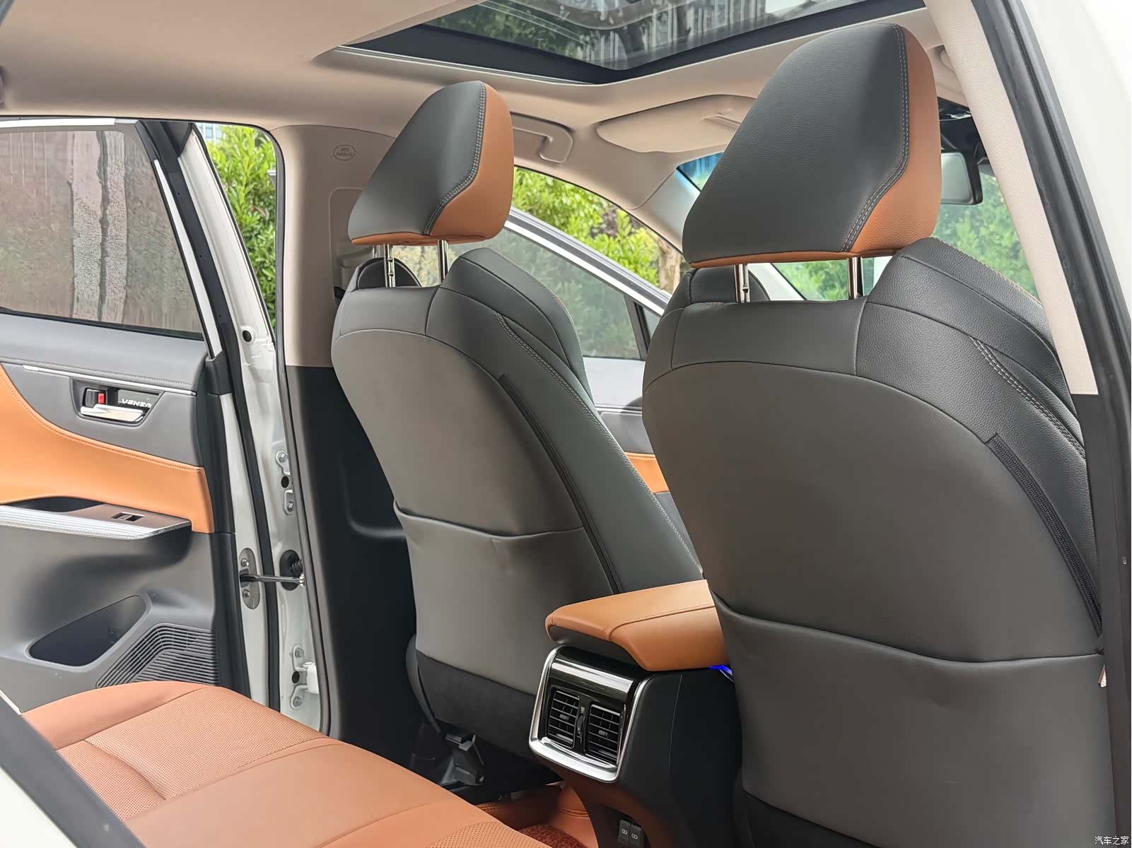 Toyota Venza, 2022 10