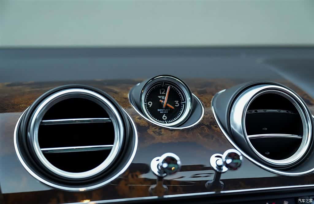 Bentley Bentayga, 2019 10