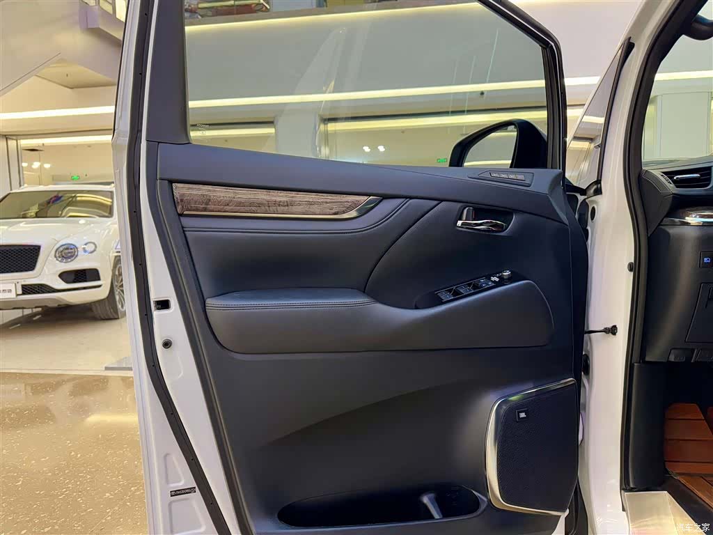 Toyota Vellfire, 2022 все фото