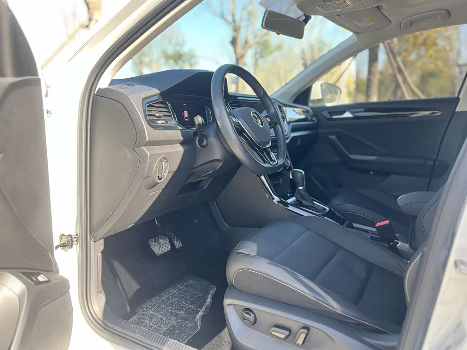 Volkswagen T-ROC exploring Songs