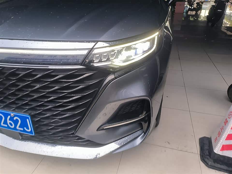 Roewe iMAX8