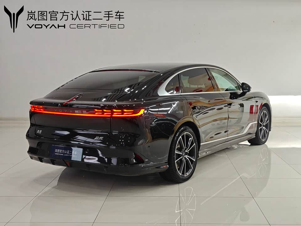 VOYAH Lantu chasing light