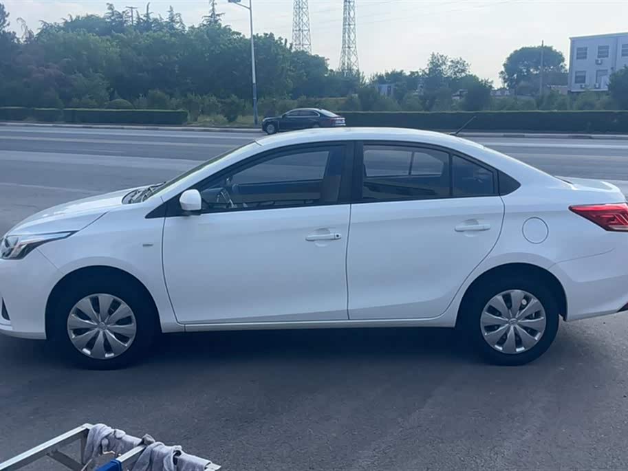 Toyota YARiS L to enjoy