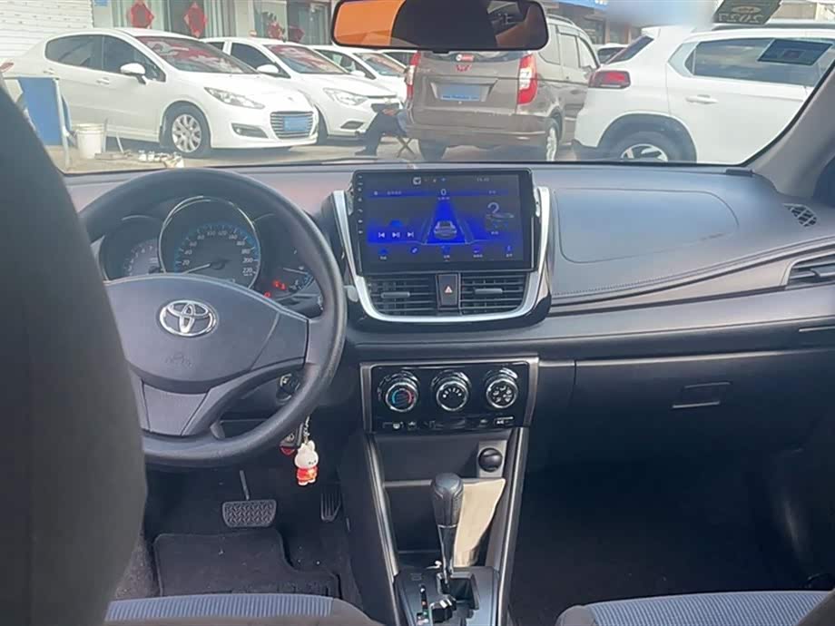 Toyota YARiS L to enjoy