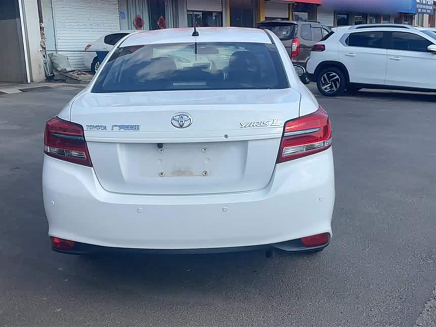 Toyota YARiS L to enjoy