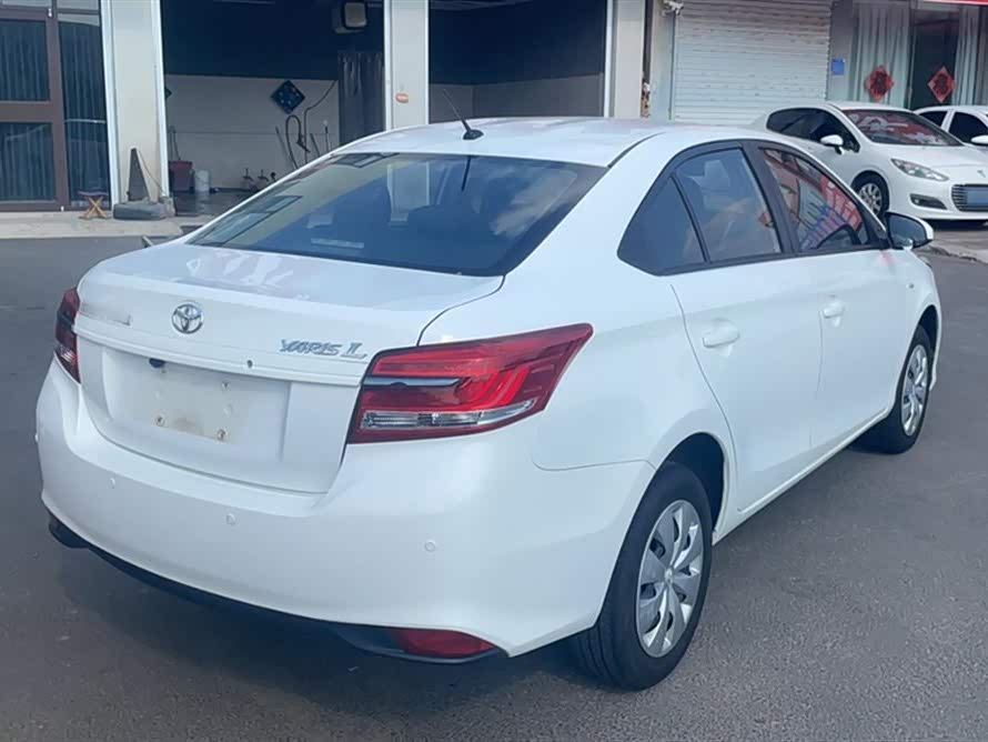 Toyota YARiS L to enjoy