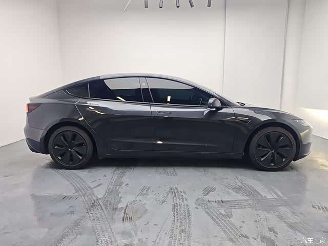 Tesla Model 3, 2025 6