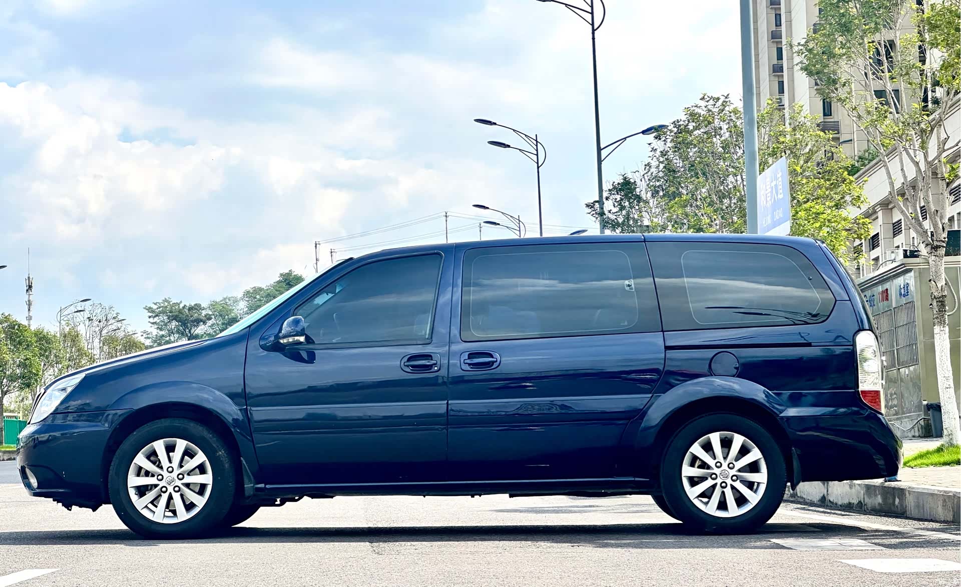 Buick GL8, 2011 7