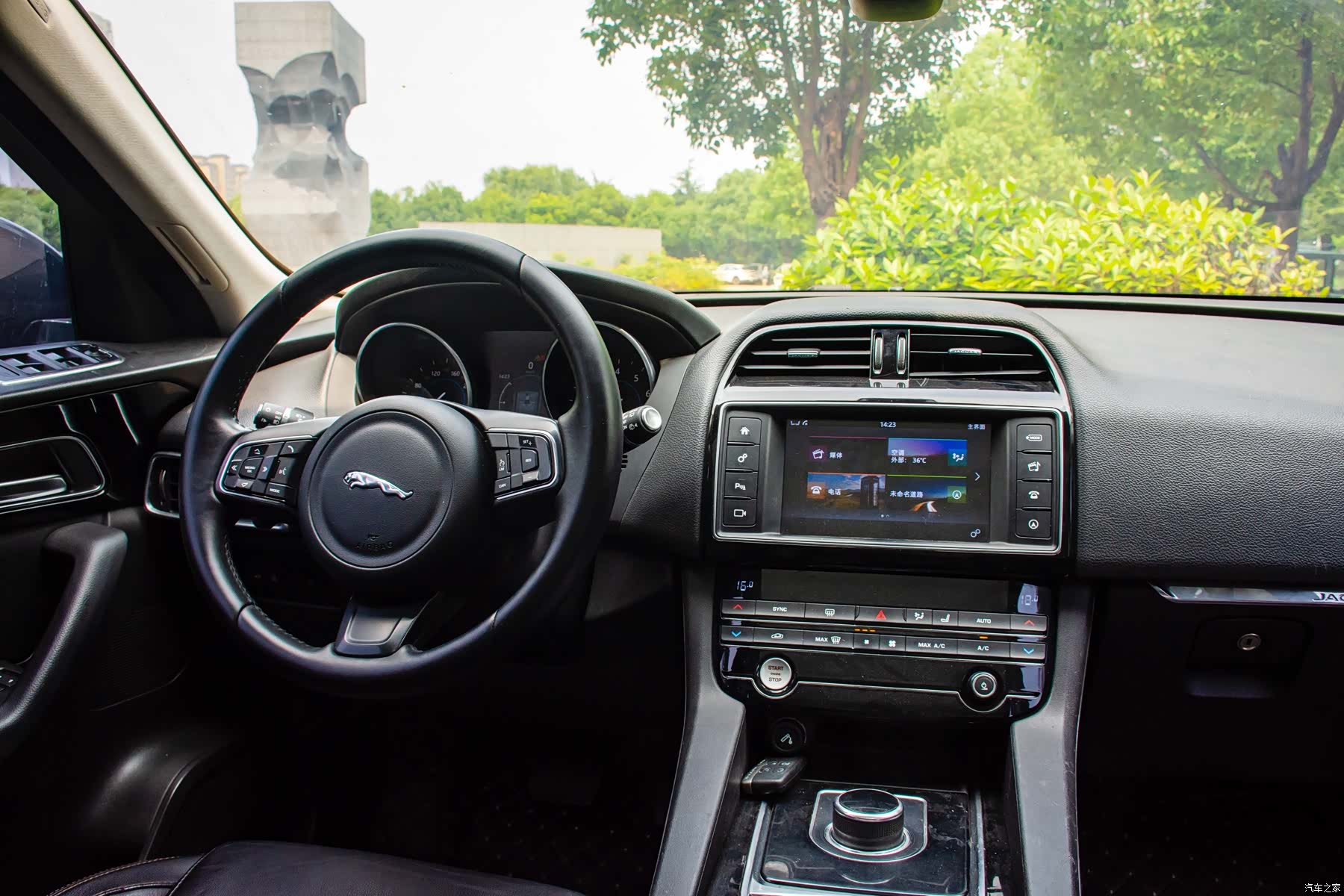 Jaguar F-PACE, 2017 все фото