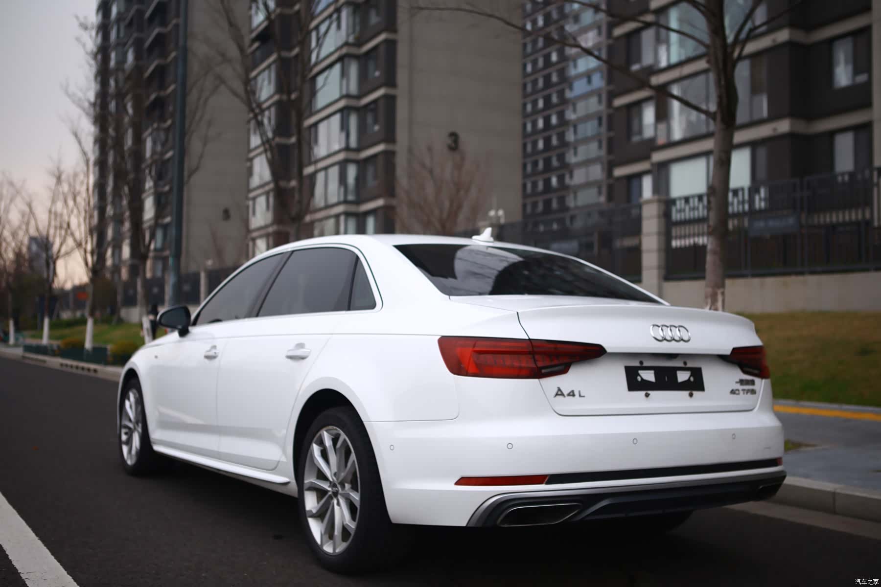 Audi A4L, 2019 все фото