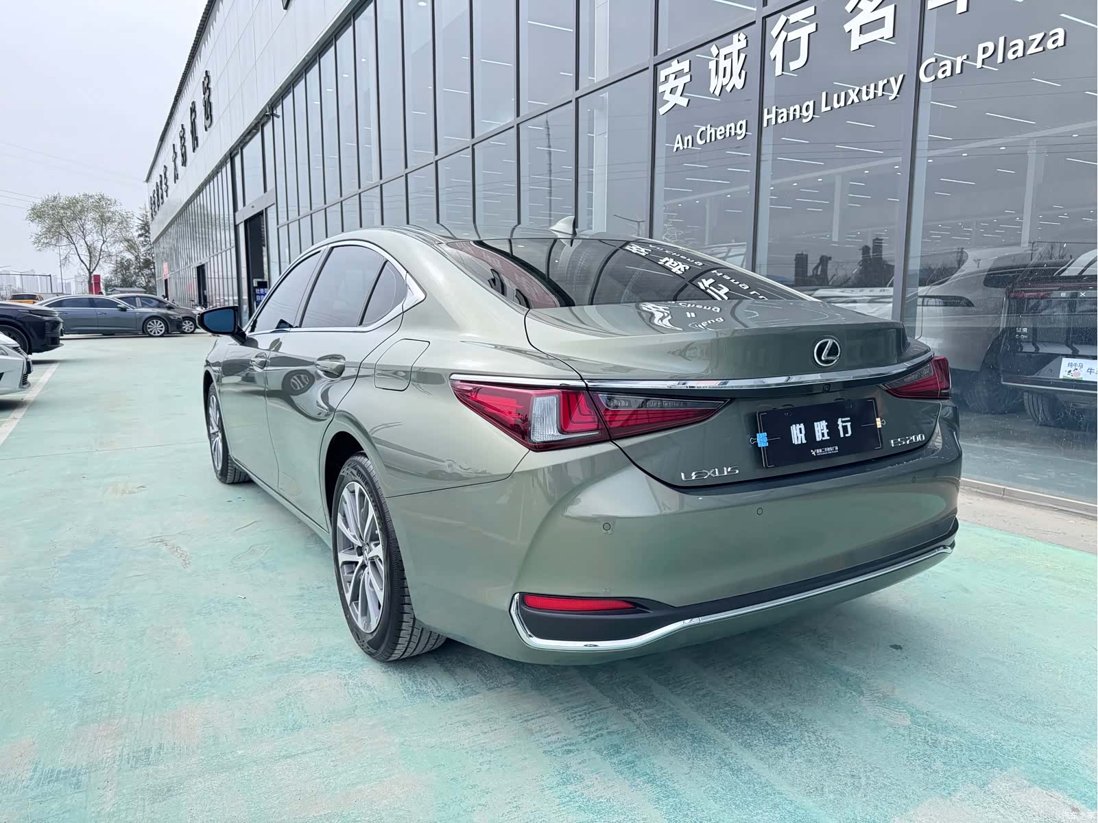 Lexus ES, 2023 все фото
