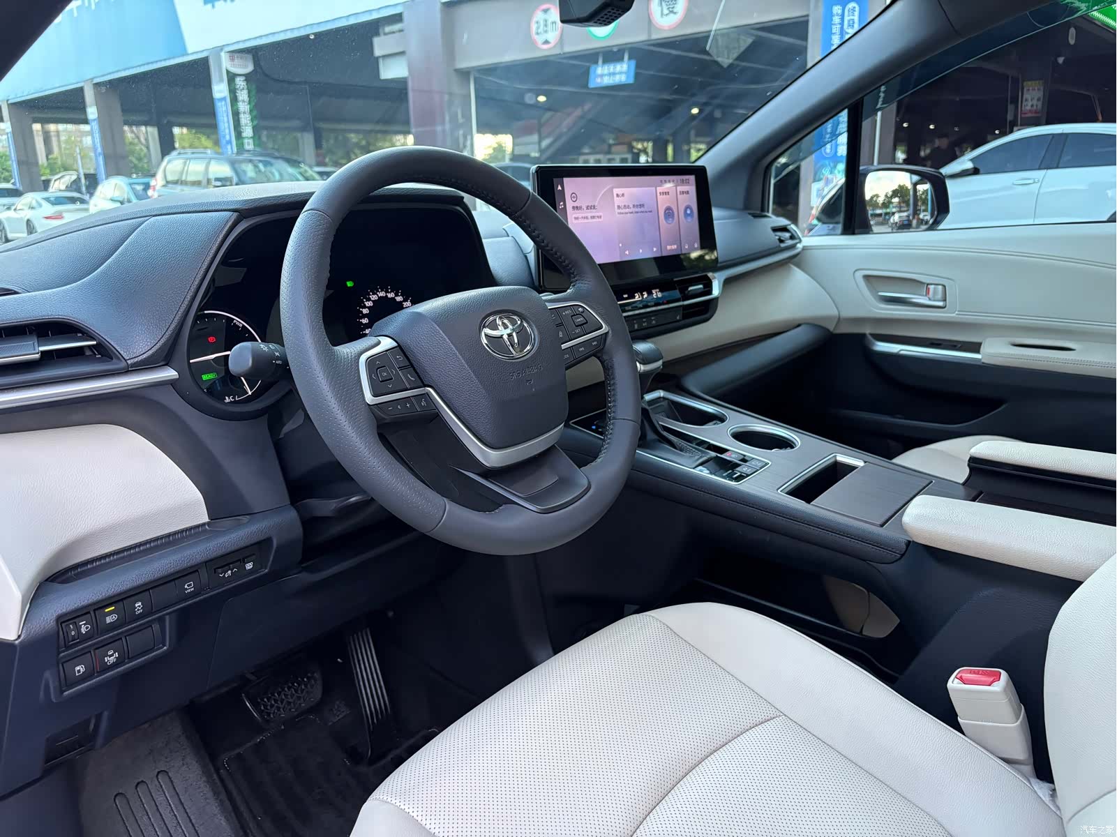 Toyota Granvia, 2024 9