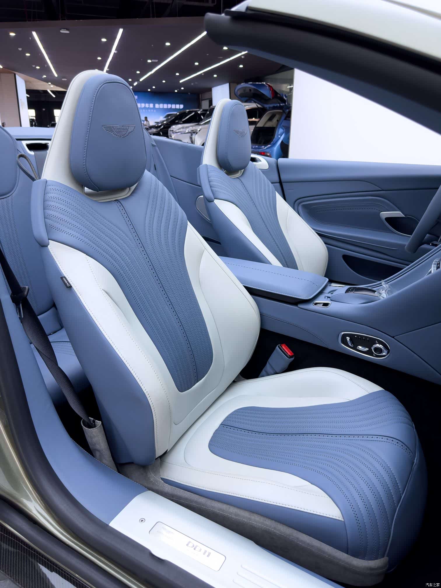 Aston Martin DB11, 2023 15