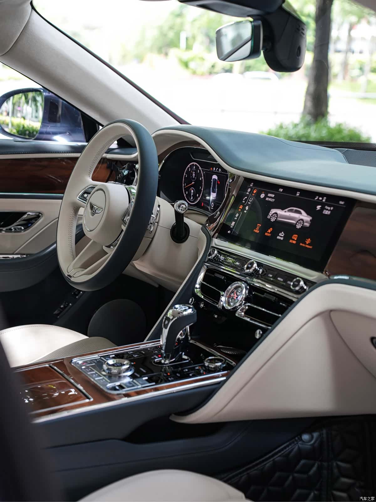 Bentley Flying Spur, 2023 11