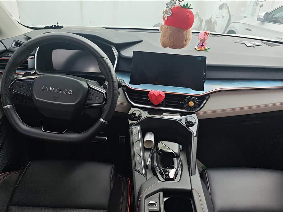 Lynk & Co 06