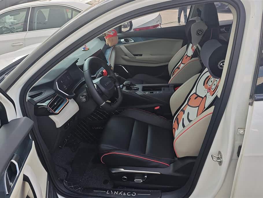 Lynk & Co 06