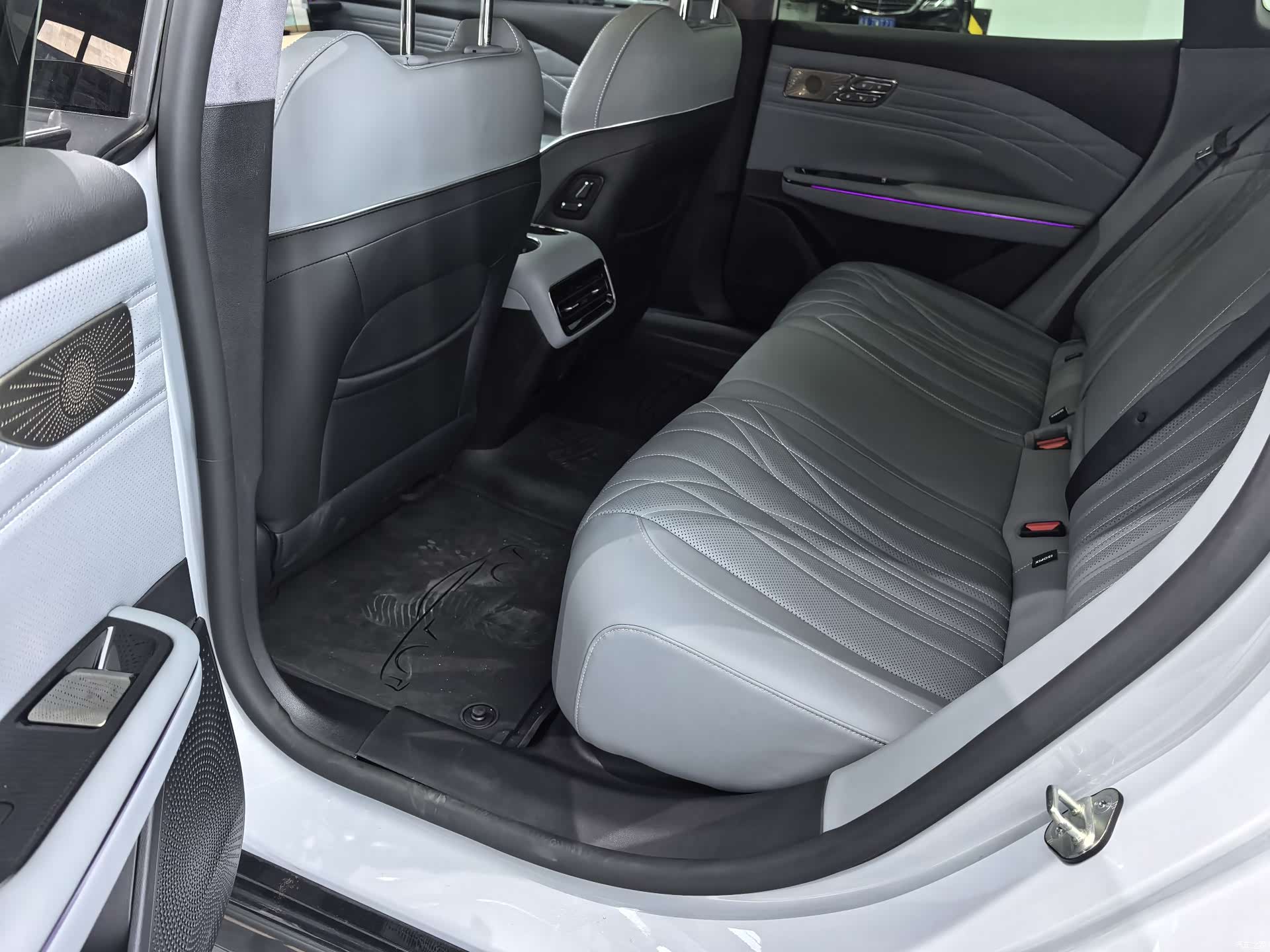 Geely E8, 2025 6