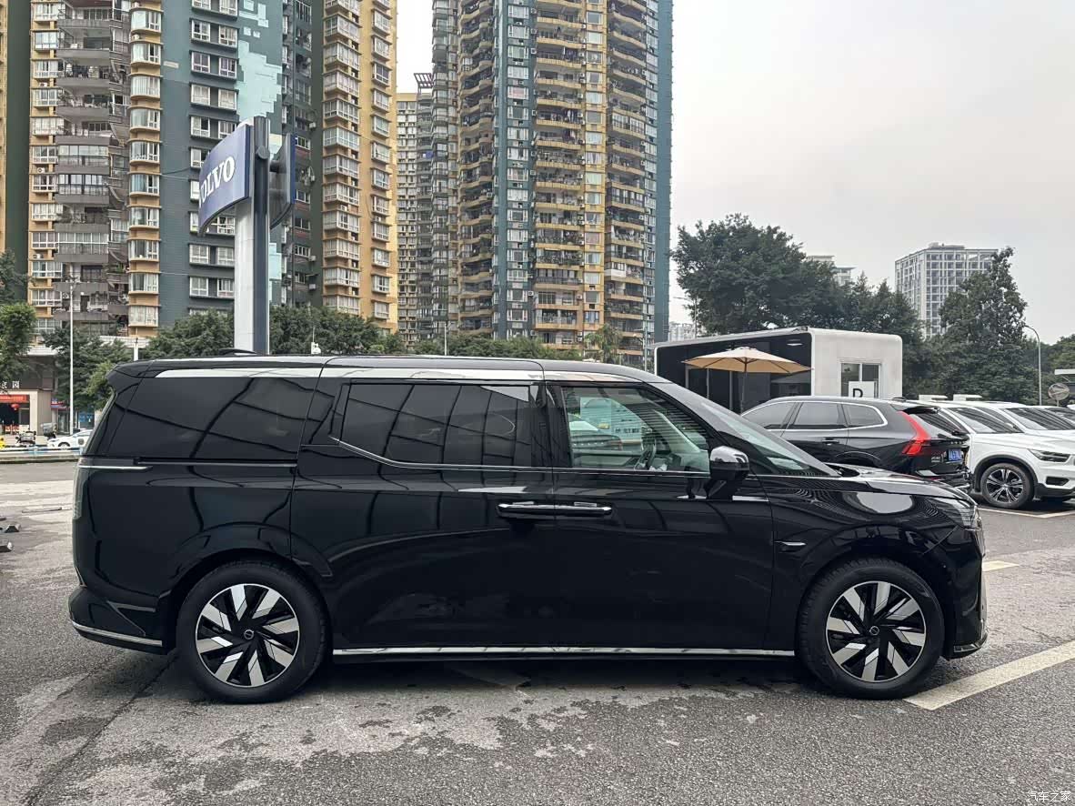 Volvo EM90, 2024 4