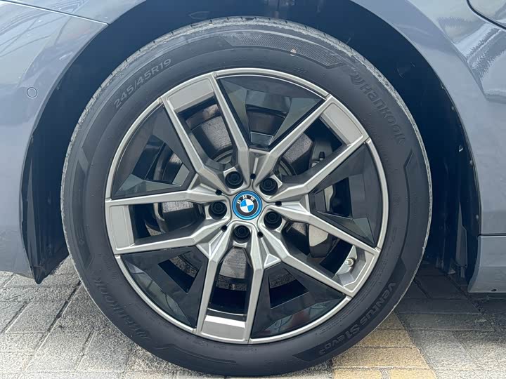 BMW i5 2024 eDrive 35L zun xiang xing hao hua tao zhuang