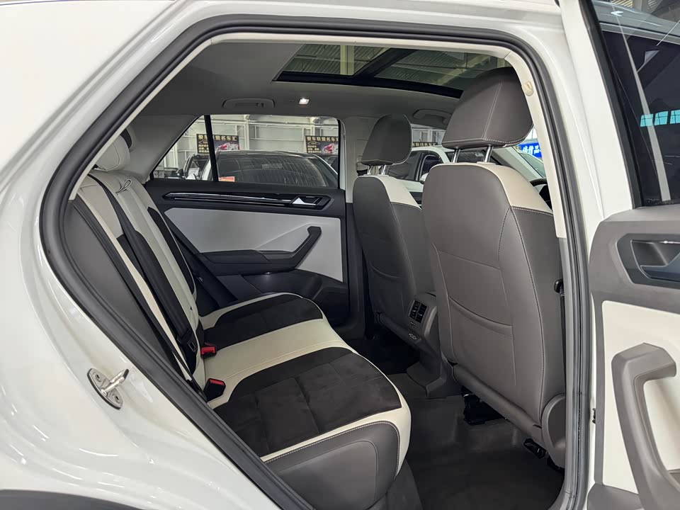 Volkswagen T-ROC exploring Songs