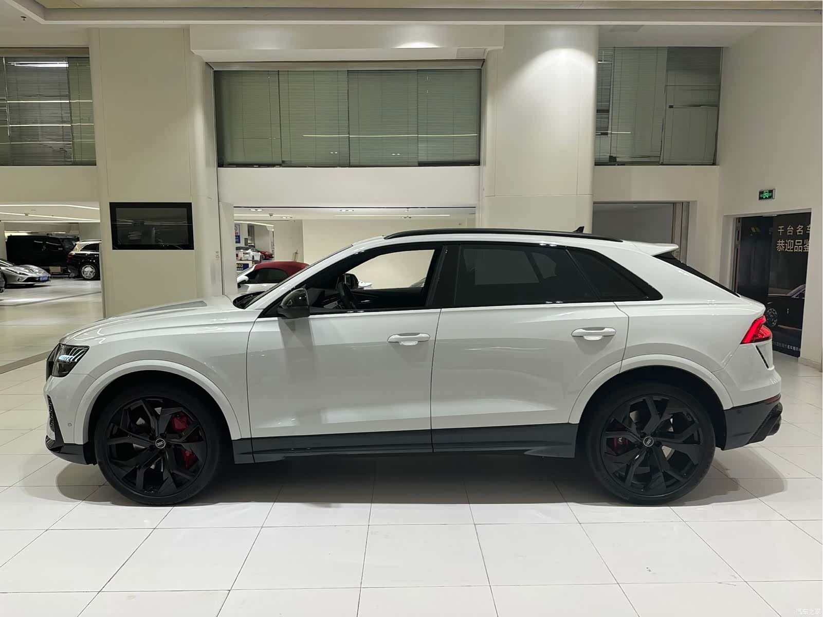 Audi Q8, 2021 3